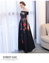 Load image into Gallery viewer, Chinese Style Embroidery Brand New Wedding Dress