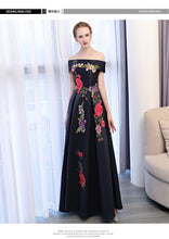 Load image into Gallery viewer, Chinese Style Embroidery Brand New Wedding Dress